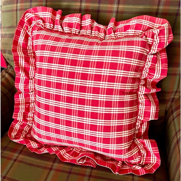 Gingham ๐
๐ข๐๐๐๐๐ Square Pillow - Picture 2 of 4